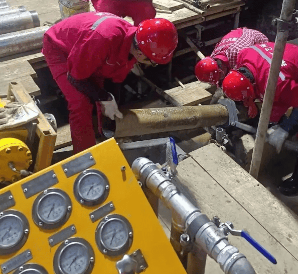 传统施工现场:粉尘与高强度体力劳动