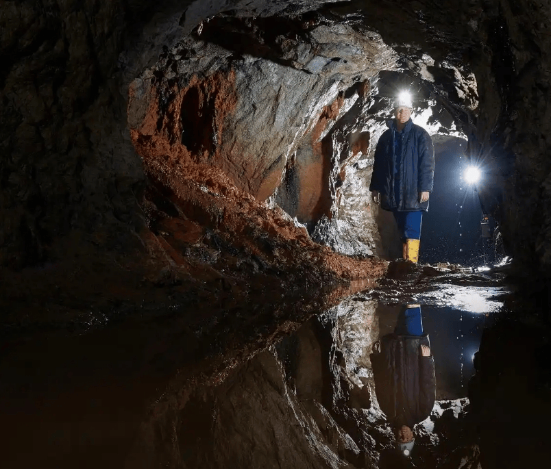 井内积水与导水通道示意